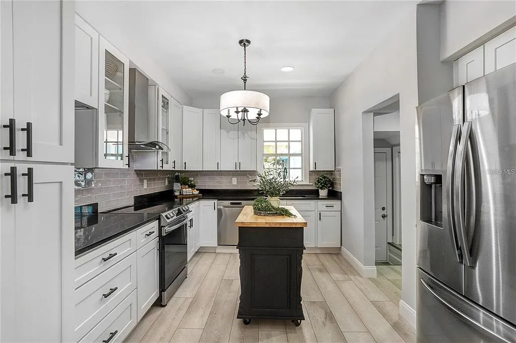 4 bed, 2.0 bath, 2506 sqft, $3,500 — Photo 4