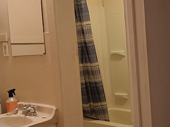 5th image of 527 Franklin St Unit 2