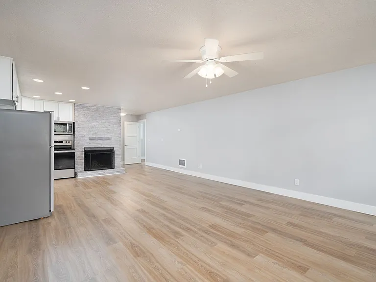 Columbia Court Apartments — Photo 32