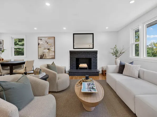 8 Carriage Dr, Acton, MA 01720