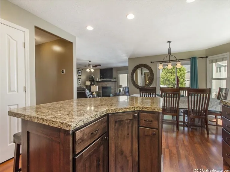 112 E Sweet Berry Dr — Photo 2