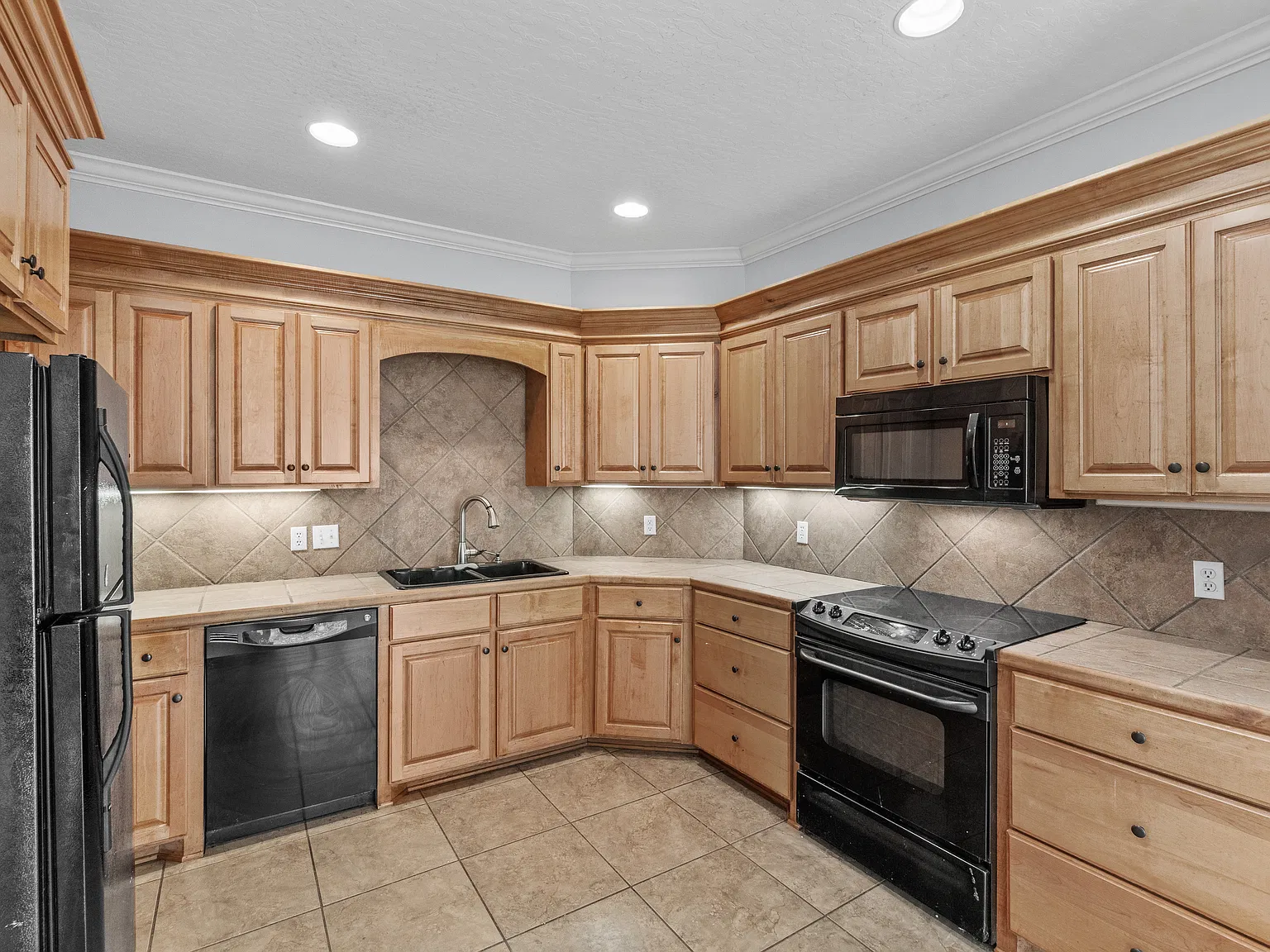 4 bed, 1963 sqft, $2,800 — Photo 2
