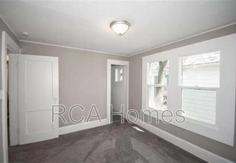 4118 E Washington St — Photo 5