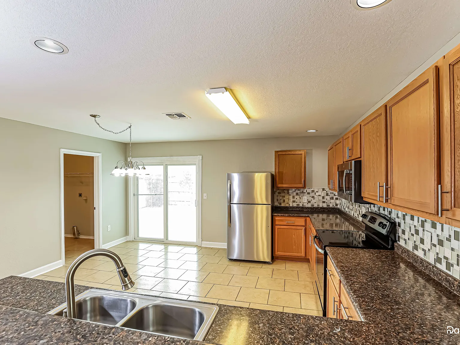 3 bed, 2.0 bath, 1553 sqft, $1,765 — Photo 3