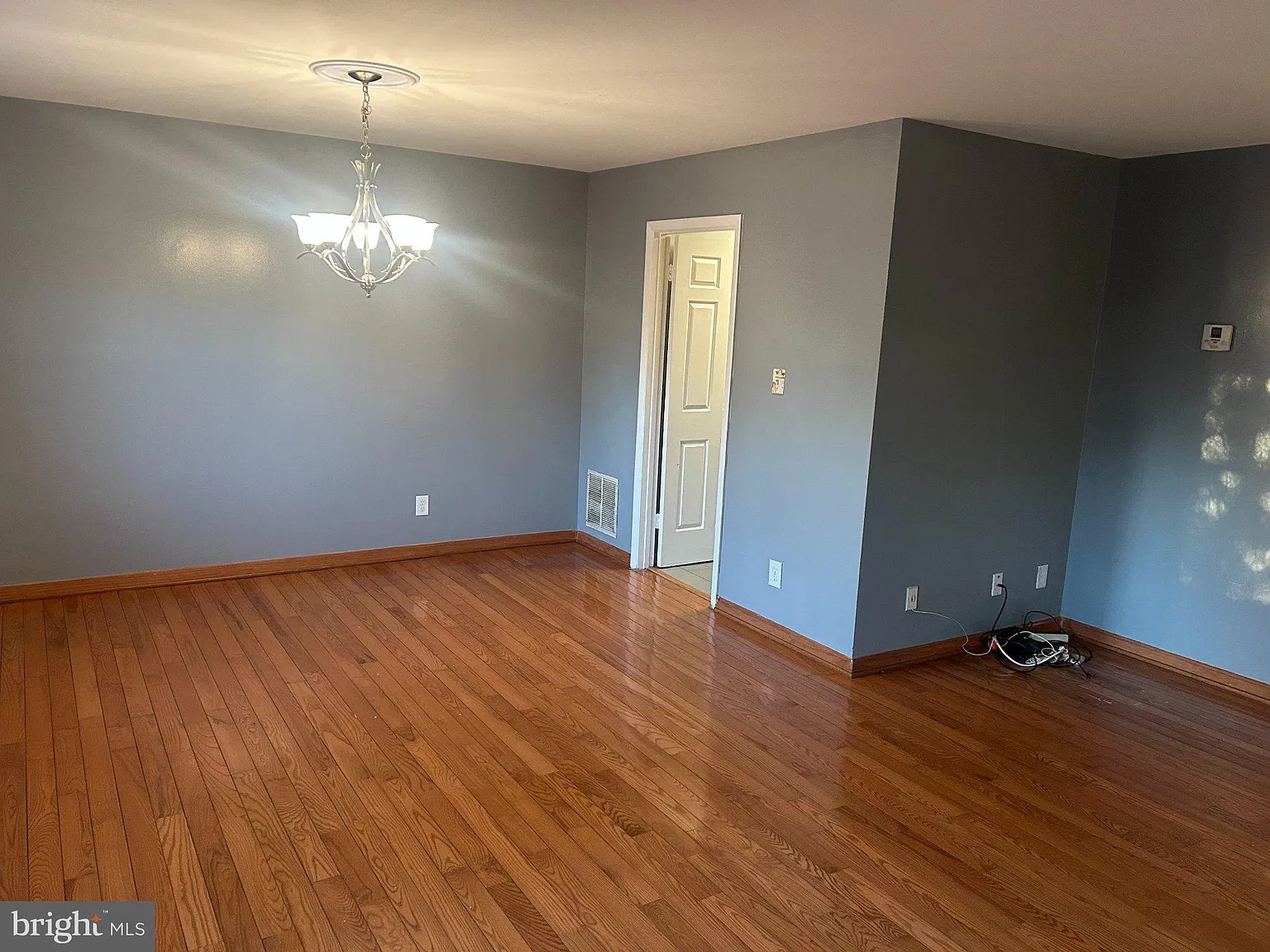 5 bed, 3.5 bath, 1435 sqft, $3,200 — Photo 2