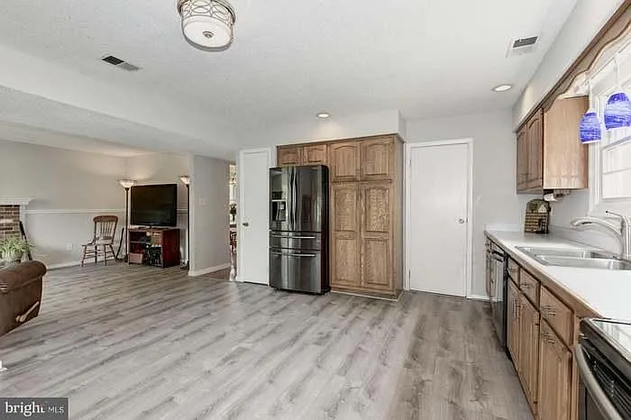 100 Elm Tree Ln — Photo 16
