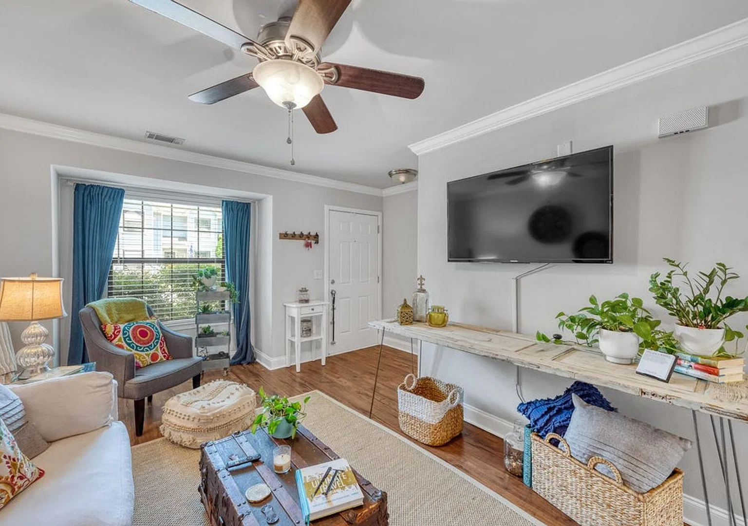 Available December 8th. Great 2 BR/1.5 BA End Unit Townhome in the Heart of Mt Pleasant! — Photo 3