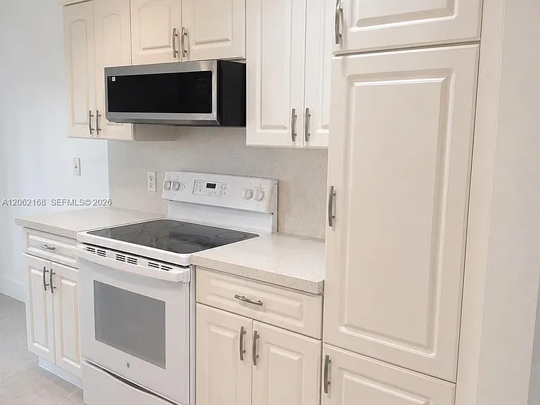 16341 Malibu Dr #19 — Photo 3