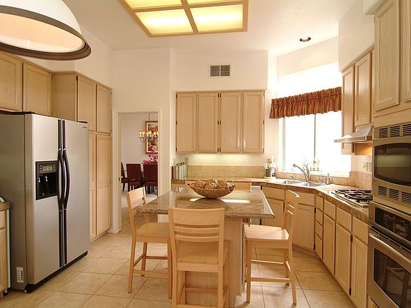 Spacious Kitchen w/Large Island