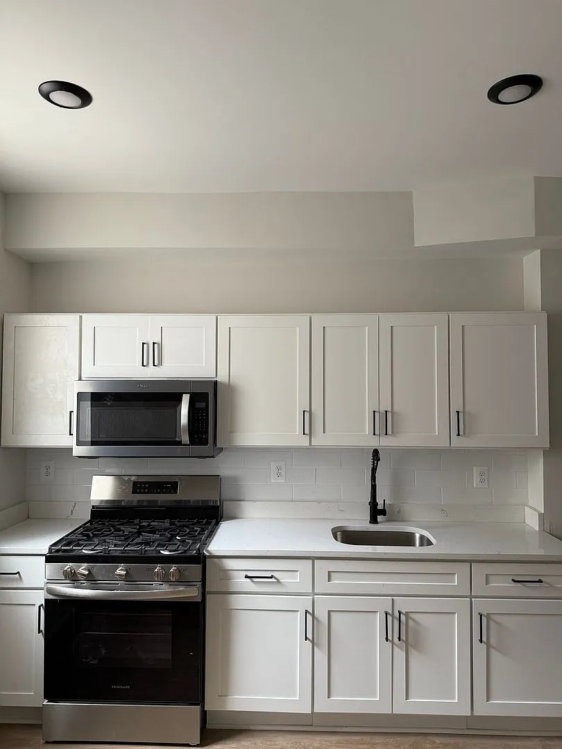 Newly Renovated Townhouse — Photo 3