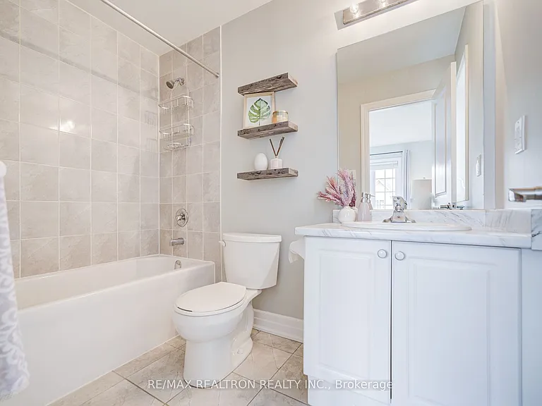 48 Robert Wilson Cres — Photo 32