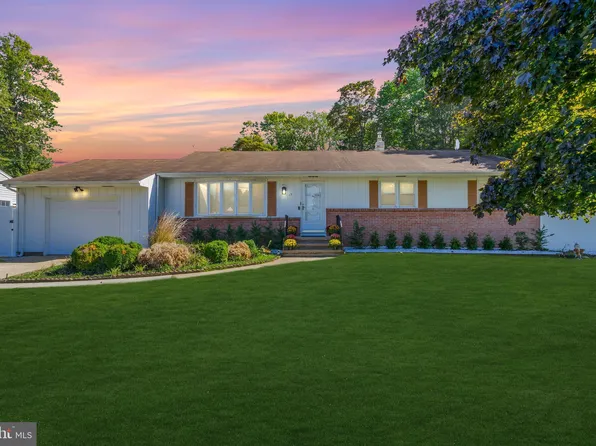 13 Iorio Dr, Hamilton, NJ 08620