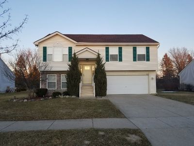 520 Andover Woods Dr, Fenton, MI, 48430