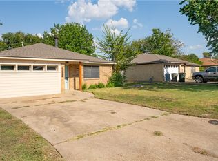 1001 Braeswood Dr, Bryan, TX 77803