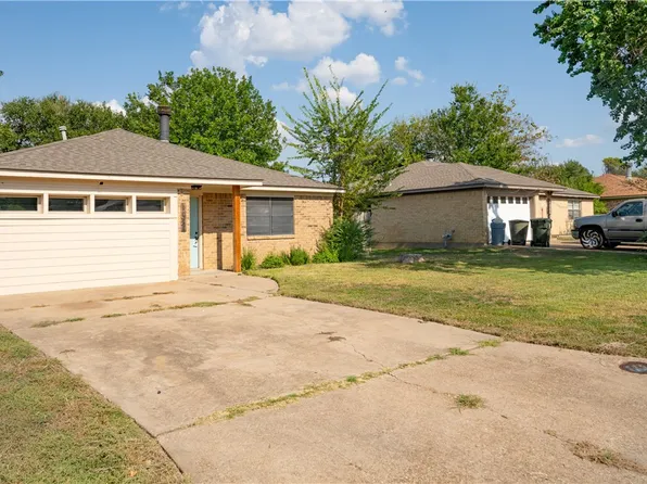 1001 Braeswood Dr, Bryan, TX 77803