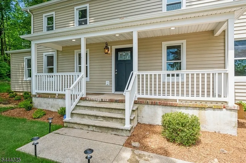 4 bed, 2.5 bath, $4,000 — Photo 3