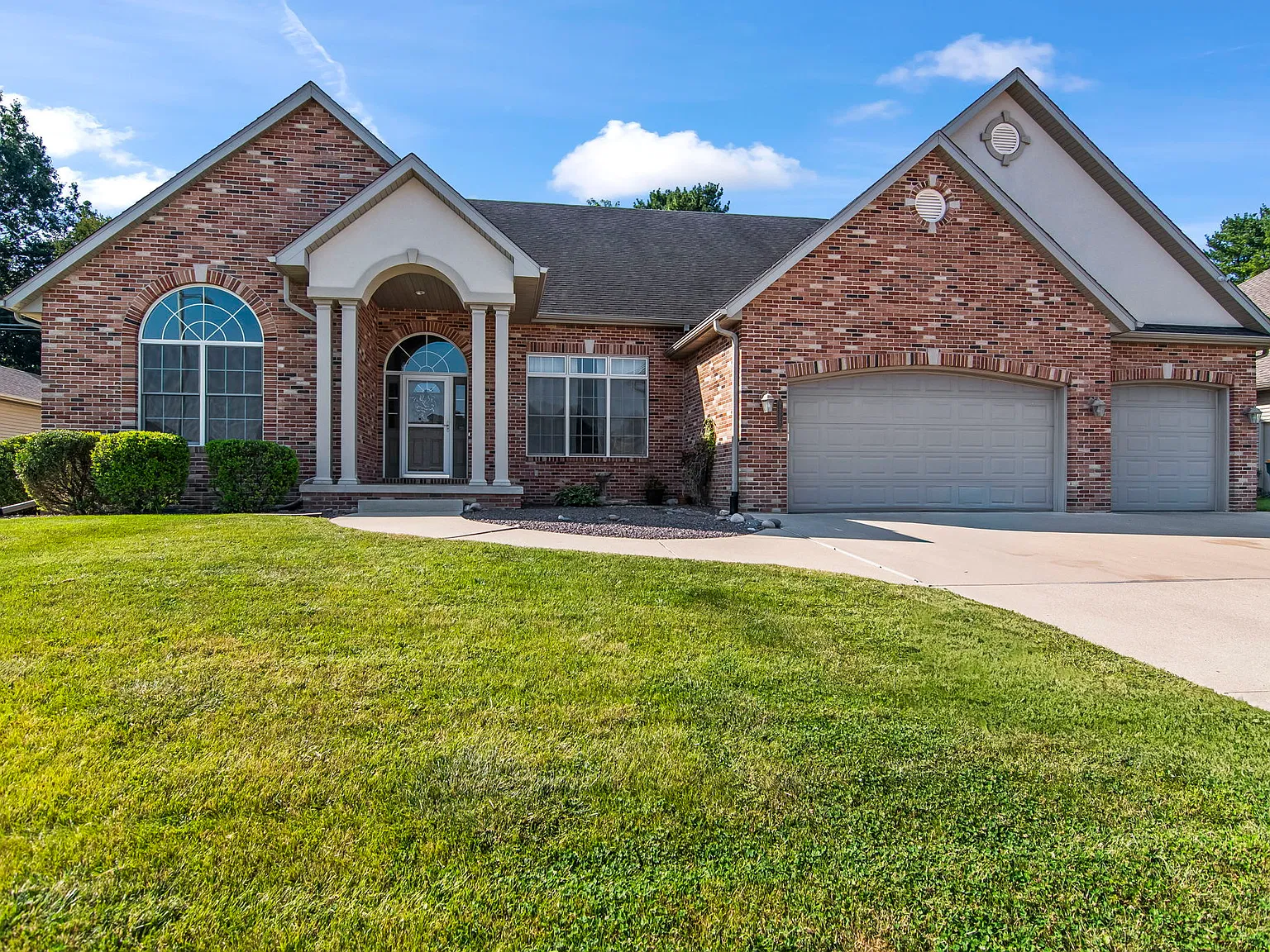 3 bed, 2700 sqft, $3,500 — Photo 1