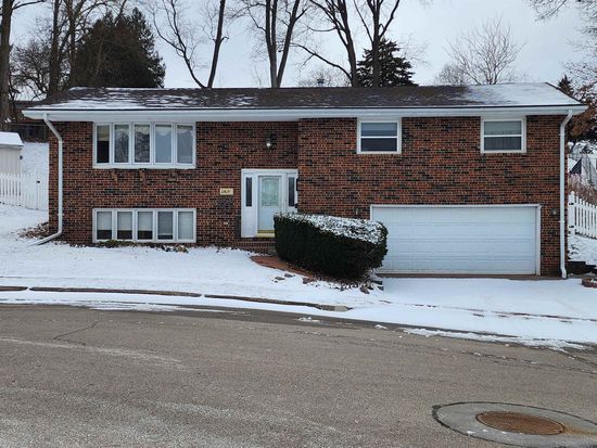 2815 Wildwood Ct, Dubuque, IA 52001