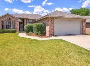 201 Bellgate Dr, Yukon, OK 73099