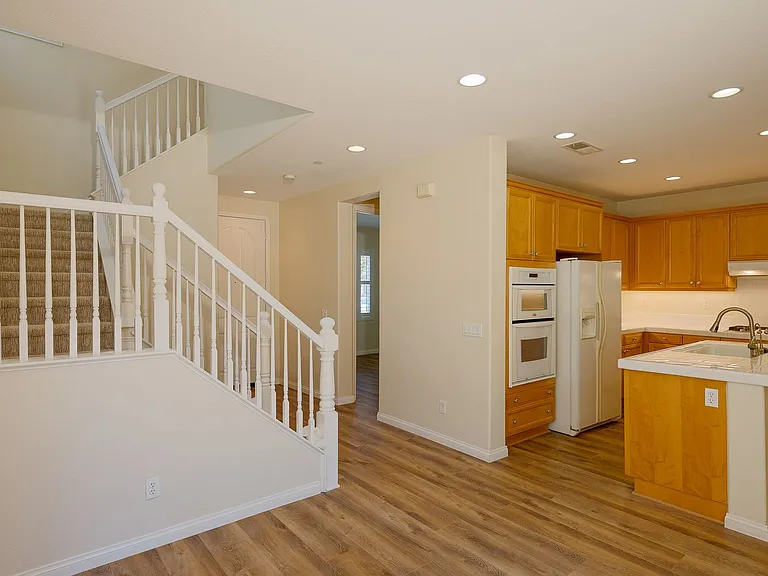 326 Lakeview Ct — Photo 5