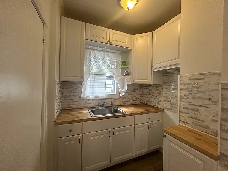 61 Locust Ave #2 — Photo 4