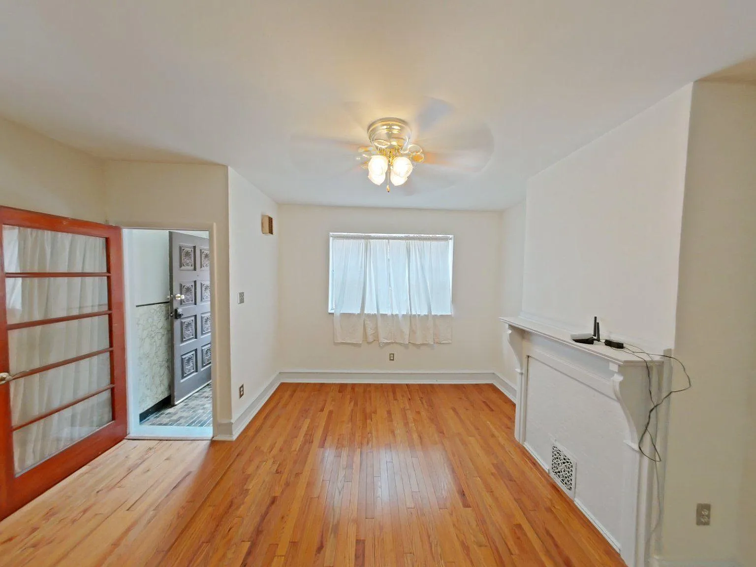 3 bed, 1.0 bath, 1050 sqft, $1,800 — Photo 2
