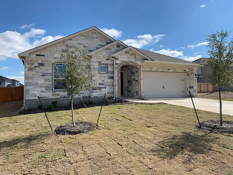 1104 Coulee Dr — Photo 2