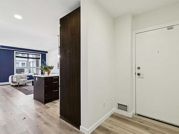 5th image of 721 E 4th St NE #131