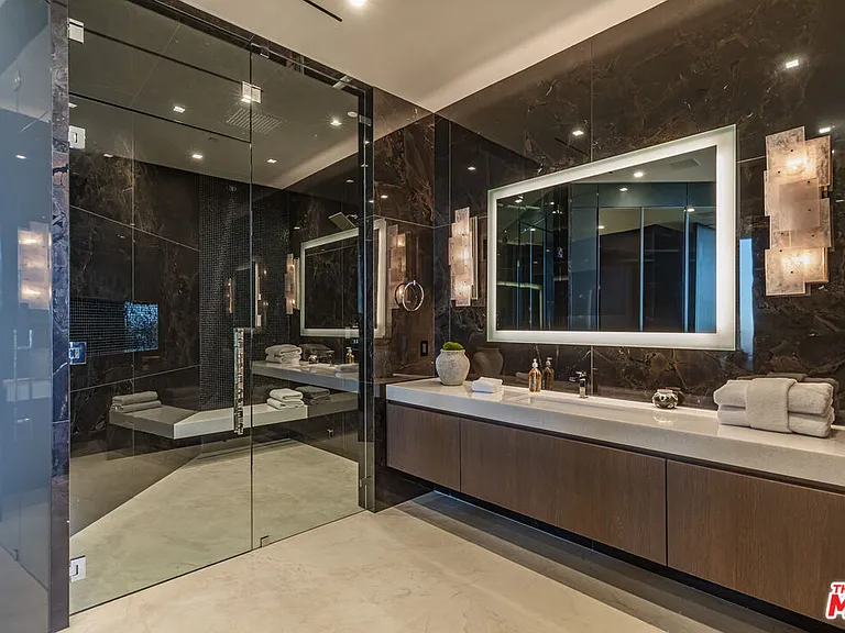 9364 Beverly Crest Dr — Photo 12