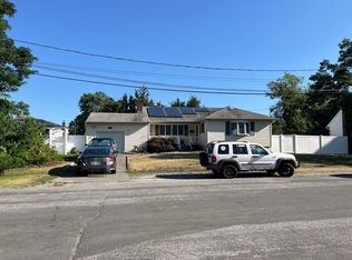 41 Lenox St, Lindenhurst, NY 11757