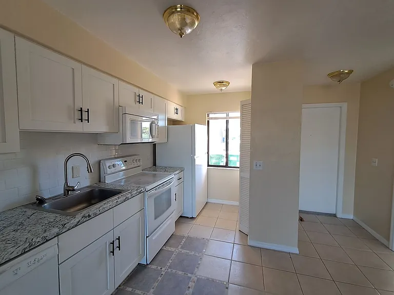 22523 Westchester Blvd #F101 — Photo 6