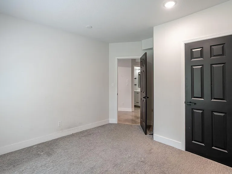 2301 Grant Ln — Photo 29