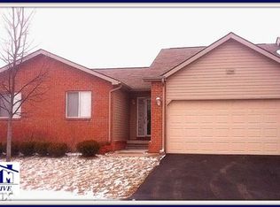 1260 Crystal Pointe Cir, Fenton, MI 48430