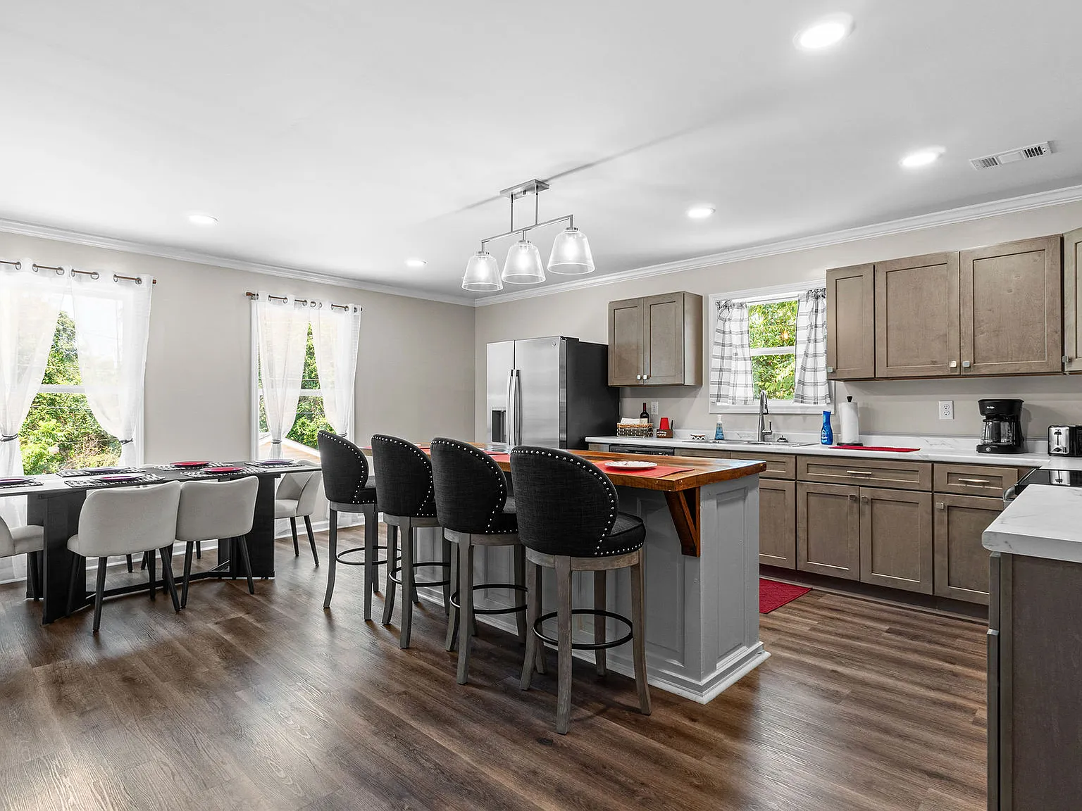 5 bed, 2372 sqft, $4,050 — Photo 1