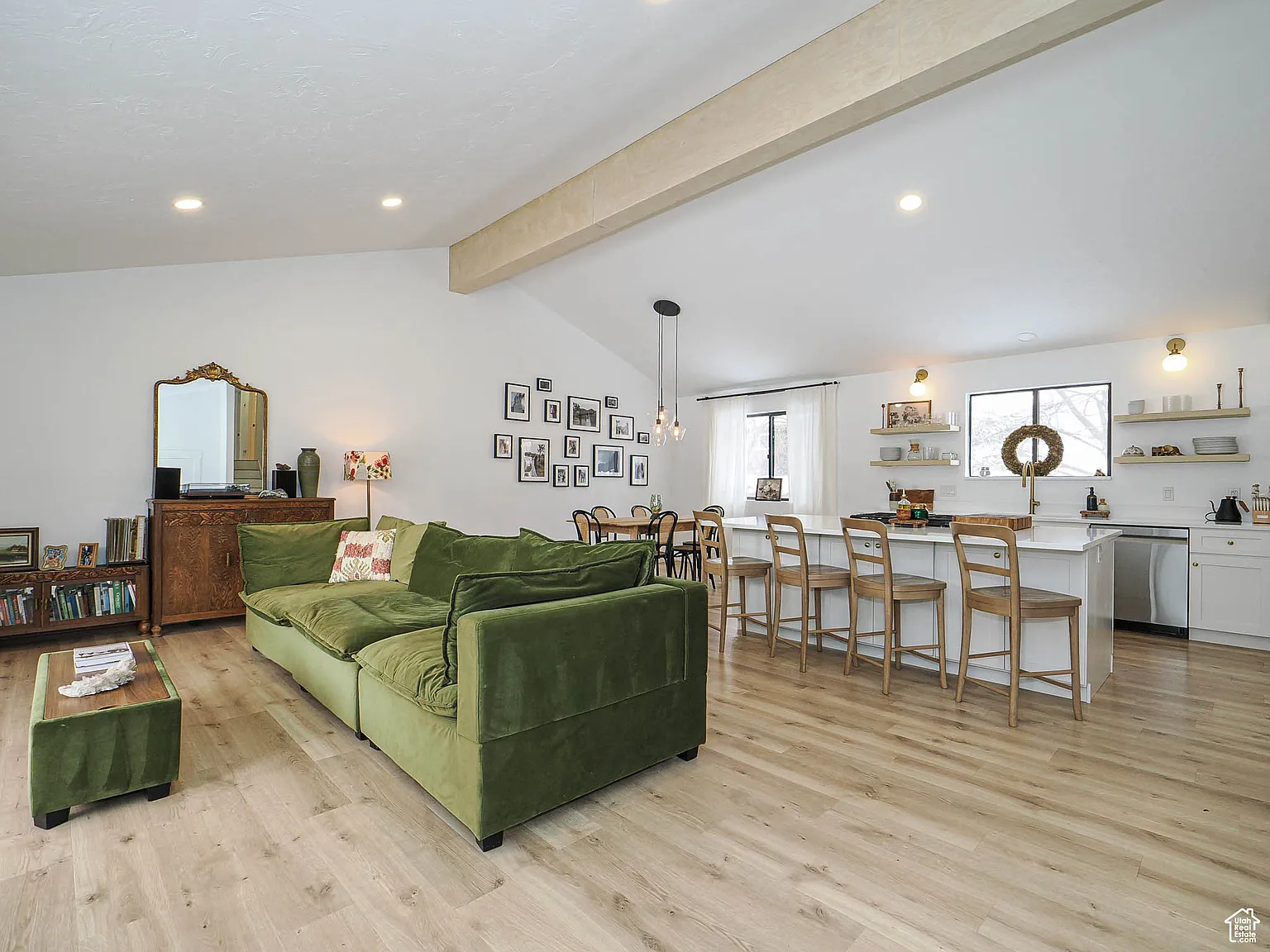 5 bed, 2400 sqft, $3,800 — Photo 4