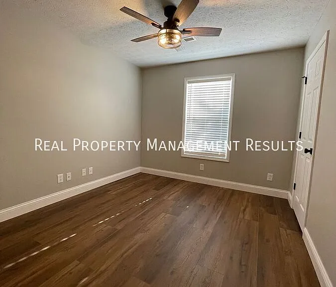 4800 Penrose Dr — Photo 9
