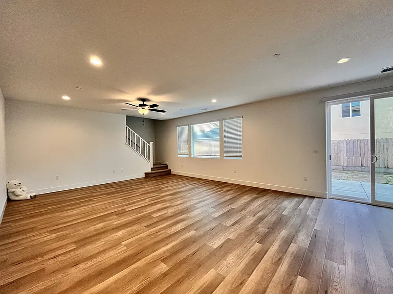 2827 E Colina Dr — Photo 3