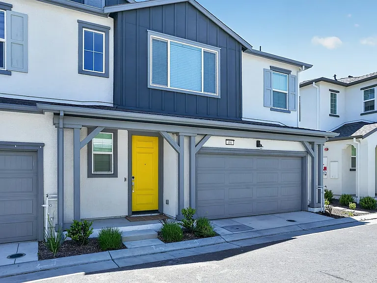 486 N Cloverdale Pl — Photo 1