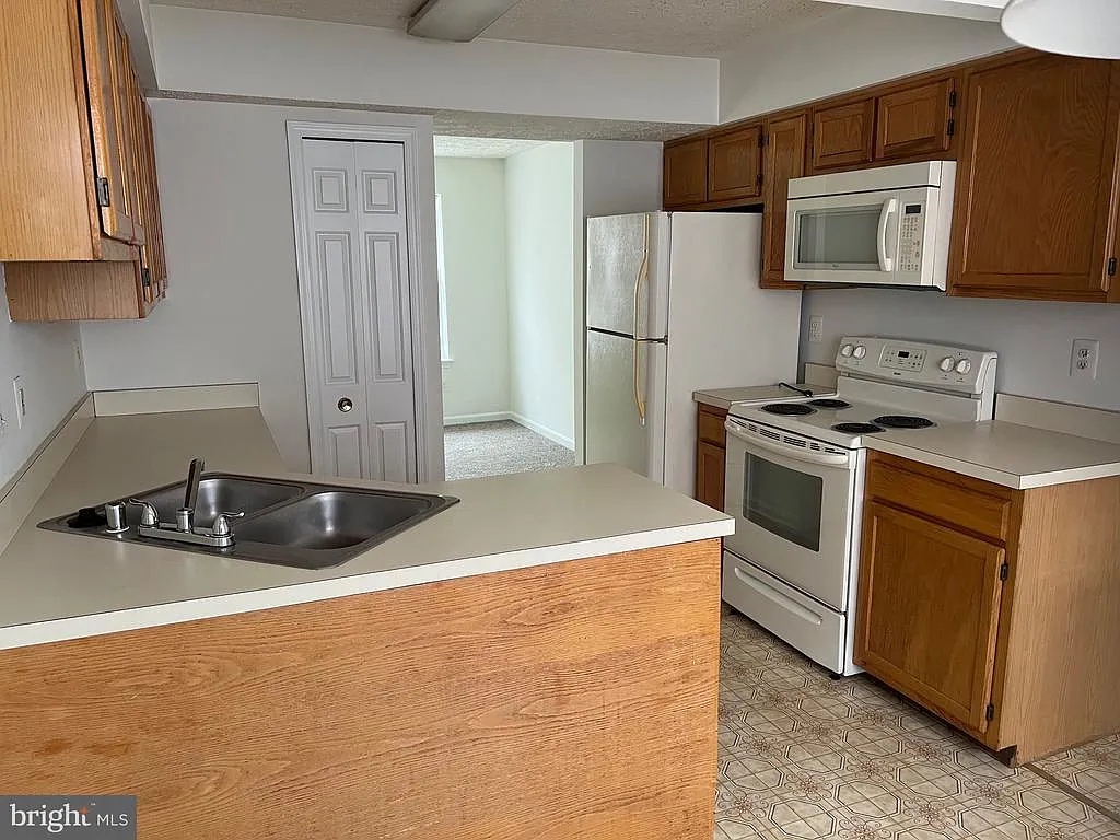 3 bed, 2.5 bath, 1950 sqft, $2,000 — Photo 2