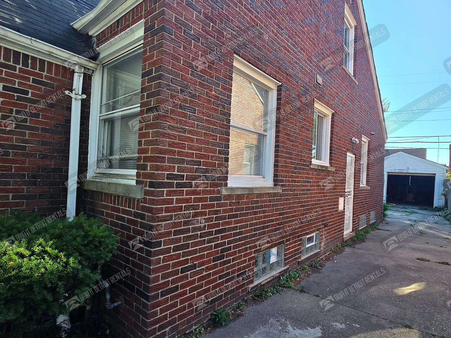 House- Bungalow — Photo 2