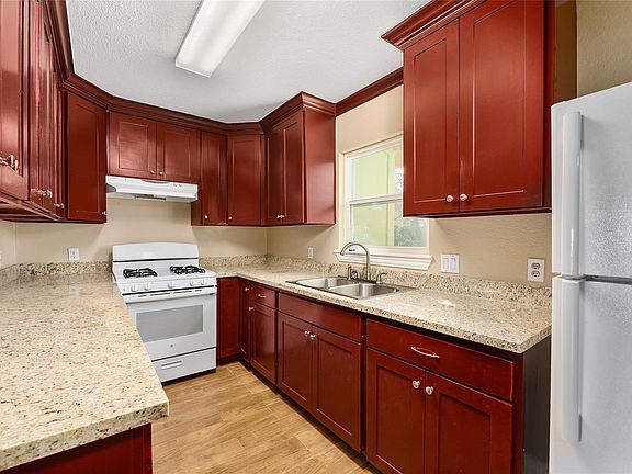 5th image of 3938 Daphne St