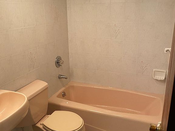 3rd image of 178 Murray Ave Floor 1