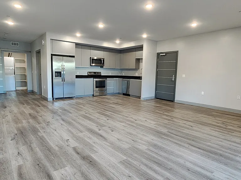7040 Woodman Ave #307 — Photo 4