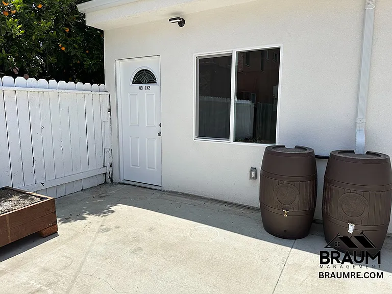 1109-11 S La Peer Dr — Photo 4