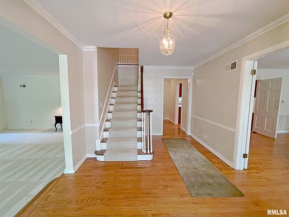 3rd image of 3911 N Pinehurst Ct