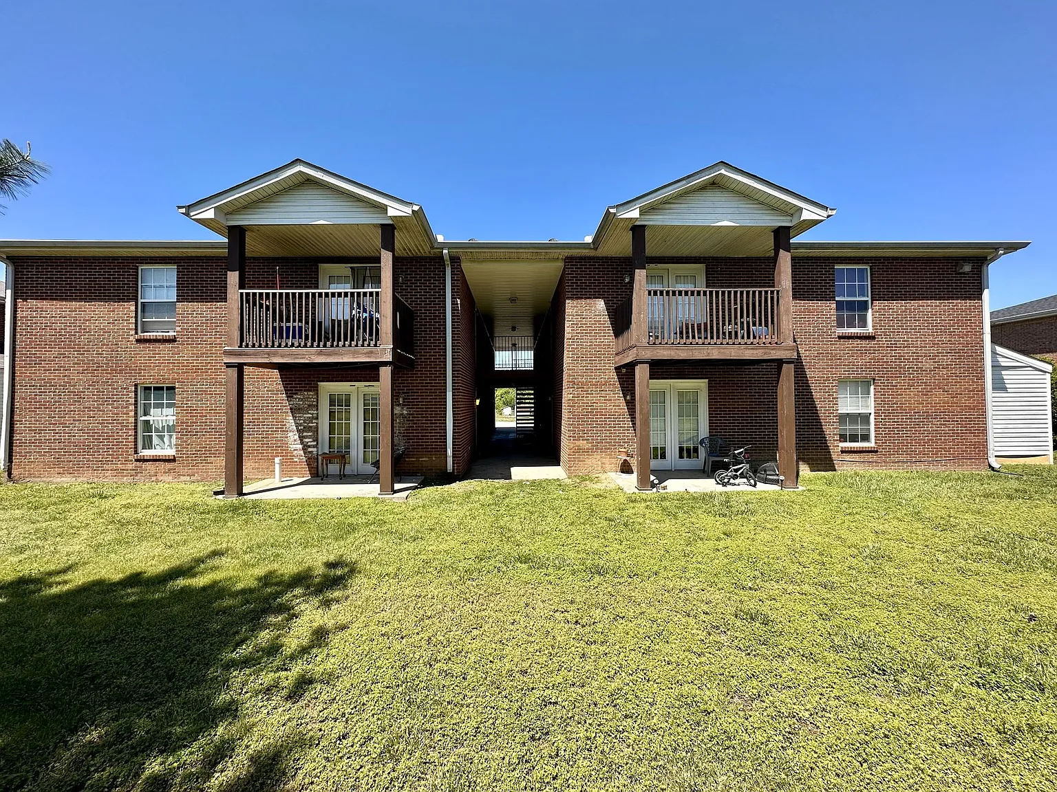 Two Bedroom Pet Friendly Apartment For Rent Near Post! — Photo 1