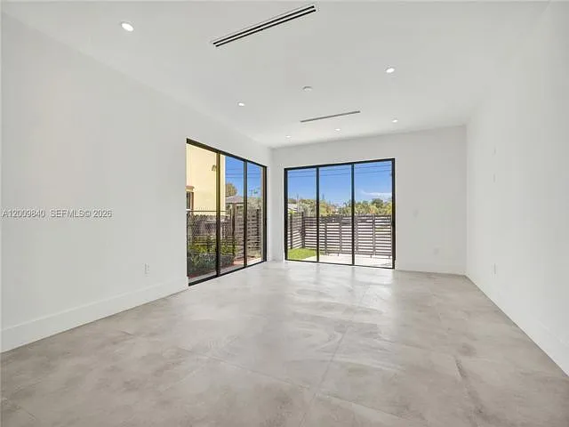 2411 SW 16th Ter — Photo 20