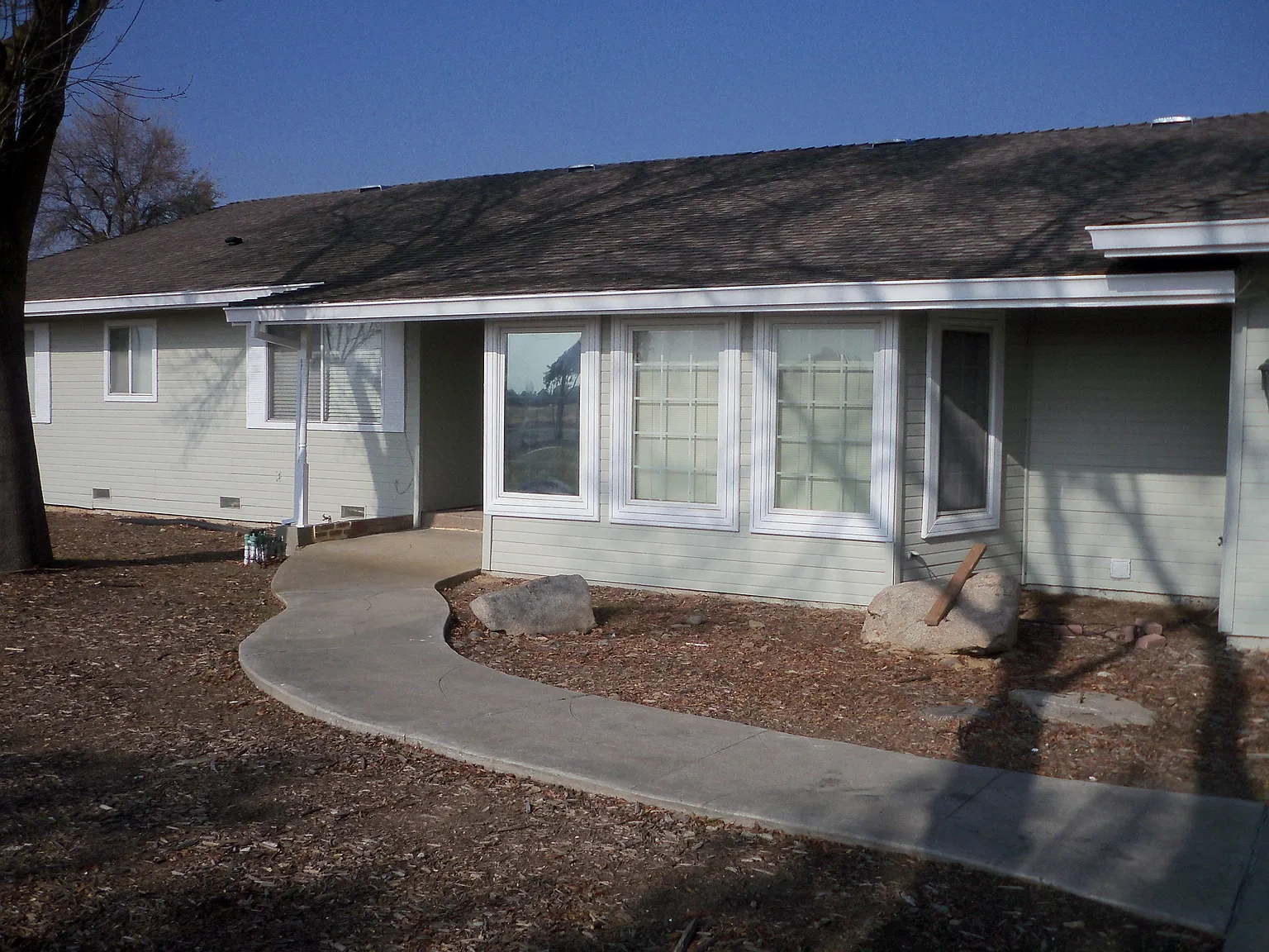 2858 E Yosemite Ave photo 1