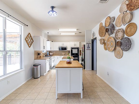 2nd image of 2211 Memory Ln