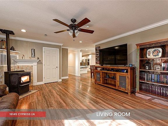 3rd image of 16145 Cypress Ln